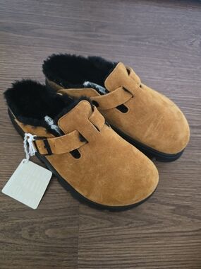 Birkenstock Women's Camel Suede Clog with Black Fleece Lining